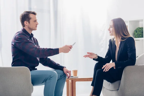 Vue Latérale Une Femme Affaires Costume Donnant Une Interview Journaliste — Photo