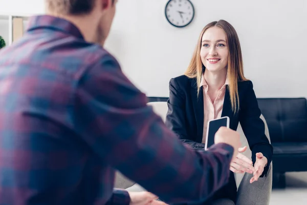 Attractive Businesswoman Suit Giving Interview Journalist Office — Stock Photo, Image