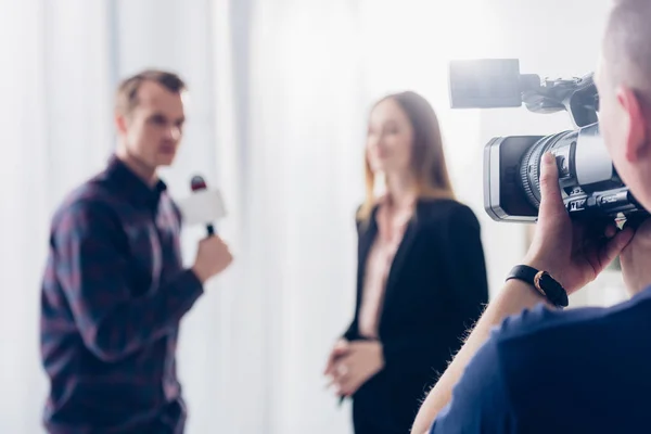 Selective Focus Businesswoman Suit Giving Interview Journalist Office Cameraman Foreground — Stock Photo, Image