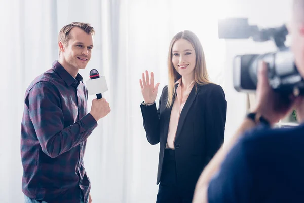 Mulher Negócios Bonita Sorridente Terno Que Entrevista Jornalista Acenando Mão — Fotografia de Stock