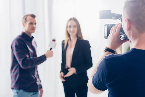 Selektivní Fokus Krásná Obchodnice Oblek Dává Rozhovor Novinář Úřadu — Stock fotografie