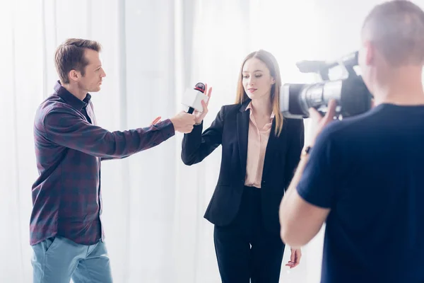 Ελκυστικός Επιχειρηματίας Ταιριάζουν Απόρριψη Δίνοντας Συνέντευξη Δημοσιογράφο Στο Γραφείο — Δωρεάν Φωτογραφία