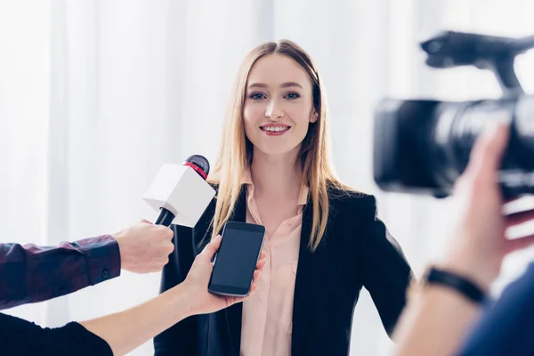 Glückliche Schöne Geschäftsfrau Anzug Gibt Journalisten Amt Ein Interview — Stockfoto