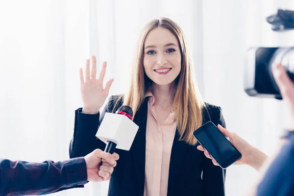 Lächelnde Attraktive Geschäftsfrau Gibt Journalisten Ein Interview Und Winkt Büro — Stockfoto