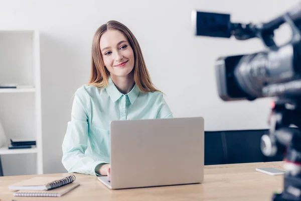 Joyeux Attrayant Vidéo Blogueur Femelle Enregistrement Vlog Dans Bureau — Photo