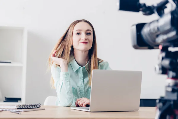 Sorridente Atraente Fêmea Vídeo Blogger Gravação Vlog Escritório Olhando Para — Fotografia de Stock
