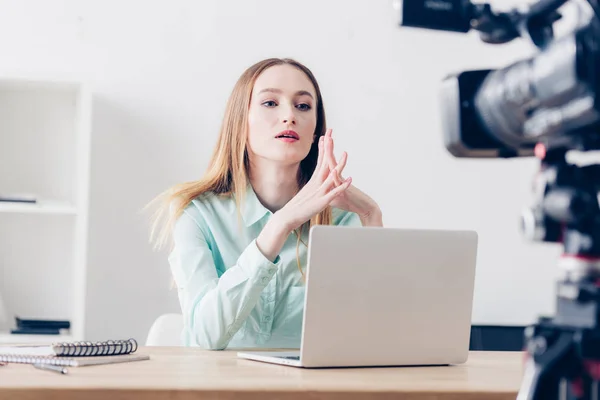 Sérieux Attrayant Vidéo Blogueur Femelle Enregistrement Vlog Dans Bureau — Photo