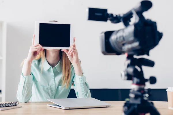 Blogueiro Vídeo Feminino Gravando Vlog Cobrindo Rosto Com Tablet Com — Fotografia de Stock