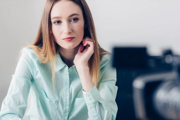 Attractive Female Video Blogger Turquoise Shirt Recording Vlog Office — Free Stock Photo