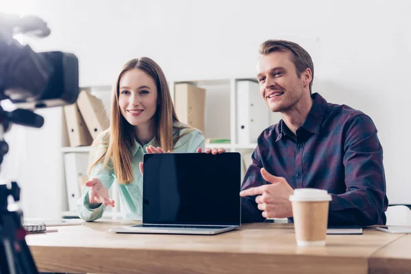 Smiling Video Bloggers Recording Vlog Pointing Laptop Blank Screen Office — Stock Photo, Image