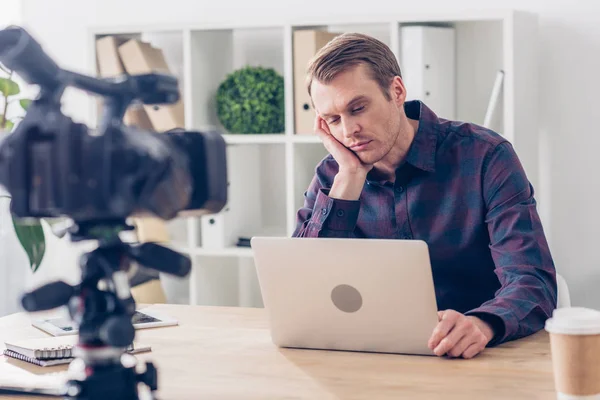 Cansado Guapo Vídeo Blogger Masculino Grabación Vlog Mirando Portátil Oficina —  Fotos de Stock