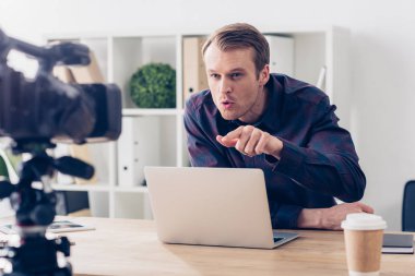 vlog kayıt ve Office dijital fotoğraf makinesinde işaret agresif erkek blogger video