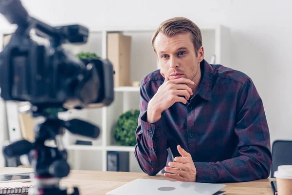 Guapo Pensativo Vídeo Blogger Masculino Grabación Vlog Oficina — Foto de Stock