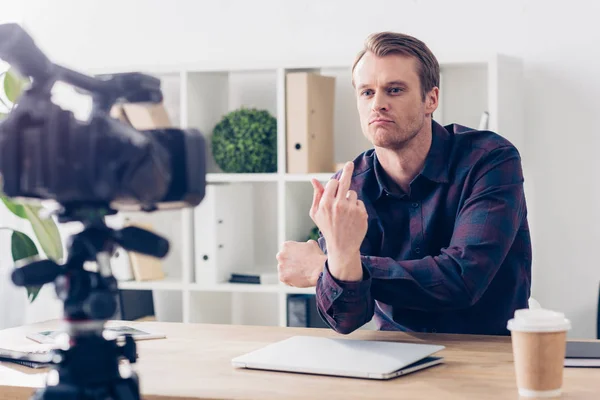Video Blogger Masculino Grabando Vlog Mostrando Dedo Medio Oficina — Foto de Stock