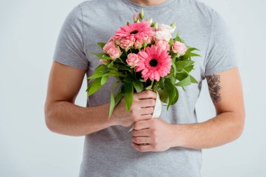 pembe çiçek buketi gri izole tutan adamın kırpılmış görünümü