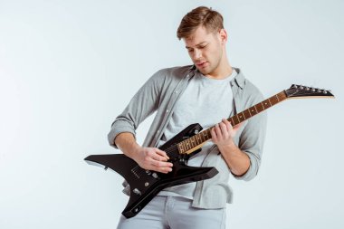 yakışıklı odaklı adam gri giyim gri izole elektro gitar çalmak