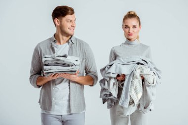 gri elbise gri izole yığınları tutan güzel genç çift