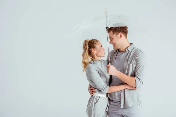 Belo Casal Olhando Para Outro Posando Sob Guarda Chuva Transparente — Fotografia de Stock