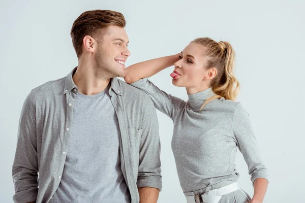 Sorrindo Bonito Homem Olhando Para Mulher Furando Língua Para Fora — Fotografia de Stock