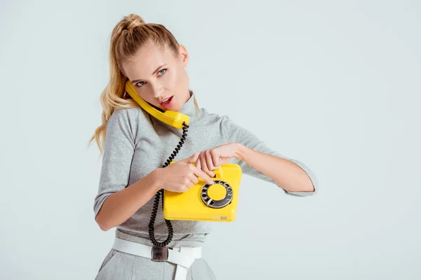 Hermosa Mujer Marcando Número Teléfono Vintage Teléfono Amarillo Aislado Gris — Foto de Stock