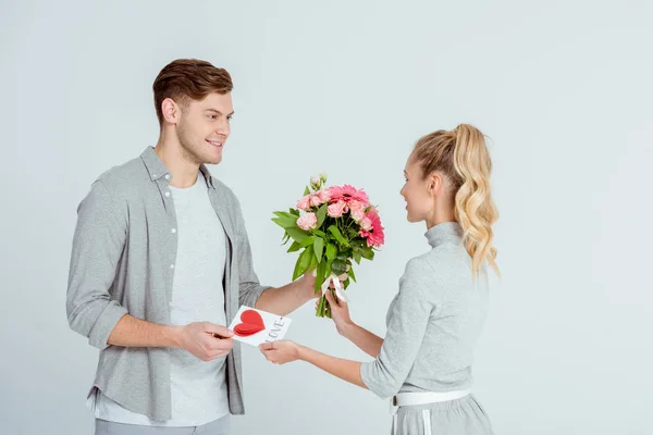 Muž Žena Pozdrav Valentines Kartu Květinové Kytice Izolované Grey — Stock fotografie