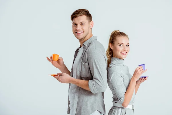 Sonriente Pareja Gris Ropa Bebiendo Café Mirando Cámara Aislada Gris — Foto de Stock