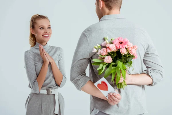 Kvinna Med Knäppta Händer Tittar Man Dölja Blombukett Och Valentines — Stockfoto