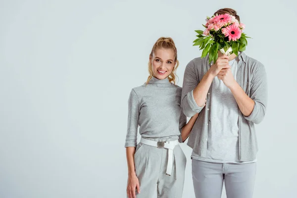 Mujer Mirando Cámara Pie Cerca Hombre Escondido Detrás Ramo Flores —  Fotos de Stock