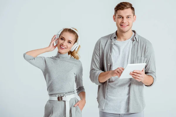 Mujer Feliz Auriculares Escuchando Música Mientras Sonríe Hombre Usando Tableta — Foto de stock gratis