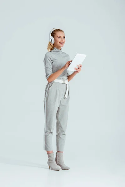 Mujer Sonriente Auriculares Escuchando Música Usando Tableta Digital Sobre Fondo — Foto de Stock