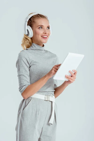 Hermosa Mujer Sonriente Auriculares Escuchando Música Utilizando Tableta Digital Aislada — Foto de stock gratis