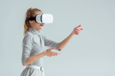 sürpriz kadın gri izole sanal gerçeklik deneyimi yaparken el hareketi