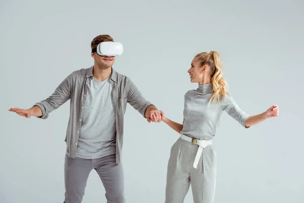 Couple Grey Clothing Holding Hands While Man Experiencing Virtual Reality — Stock Photo, Image