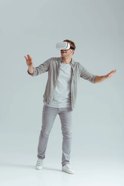 Surprised Man Gesturing While Wearing Virtual Reality Headset Grey Background — Stock Photo, Image