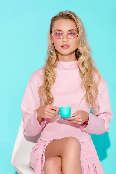 Hermosa Mujer Traje Rosa Gafas Sol Sosteniendo Taza Café Juguete — Foto de Stock