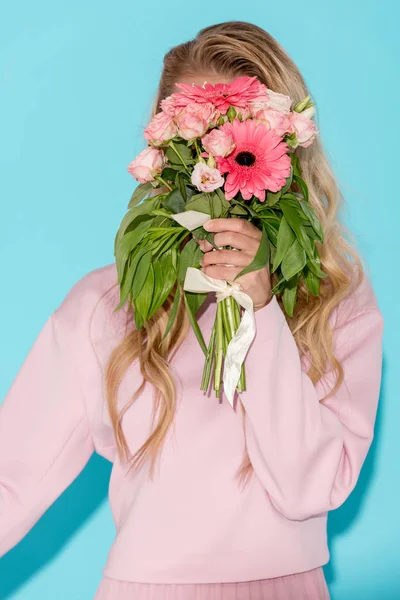 Donna Abbigliamento Rosa Nasconde Dietro Bel Bouquet Sfondo Blu — Foto Stock
