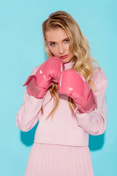 Schöne Blonde Frau Blickt Die Kamera Und Posiert Boxhandschuhen Auf — Stockfoto