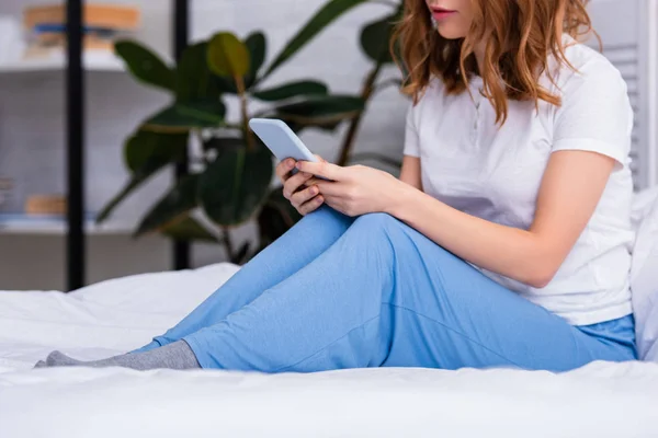 Cropped Image Woman Ginger Hair Resting Bed Using Smartphone Home — Free Stock Photo