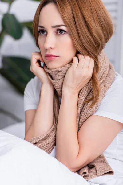 化粧と自宅のベッドの上に座ってスカーフ病気の女性の肖像画 — ストック写真