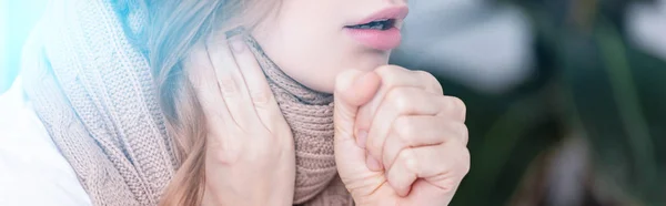 自宅咳病気の女性の画像をトリミング — ストック写真