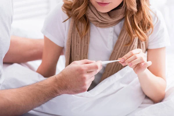 Imagem Cortada Marido Verificando Temperatura Esposa Doente Quarto — Fotografia de Stock Grátis