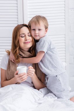çok güzel oğlum sarılma hasta annesi yatak odasında