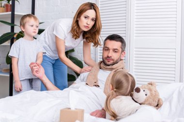 karısını ve çocuklarını hasta babası yatak odasında Bakımı