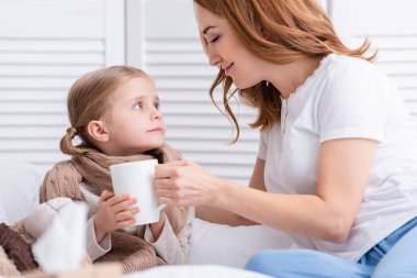 hasta kızı bakımı ve onun fincan çay yatak odasında veren anne