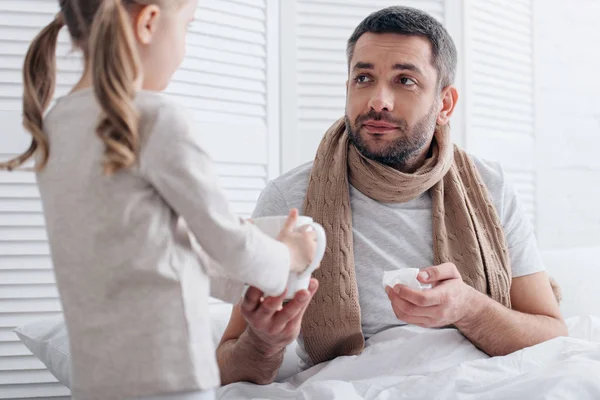 Dochter Kopje Thee Geven Zieke Vader Slaapkamer — Stockfoto