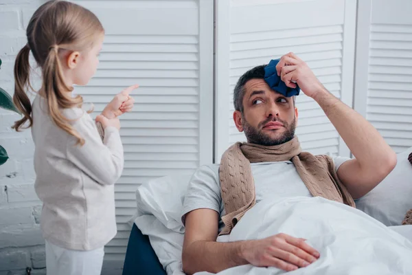 Hija Señalando Papá Enfermo Tocando Cabeza Con Hielo Dormitorio — Foto de Stock