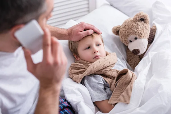 Vista Ángulo Alto Papá Hablando Por Teléfono Inteligente Tocando Frente — Foto de Stock