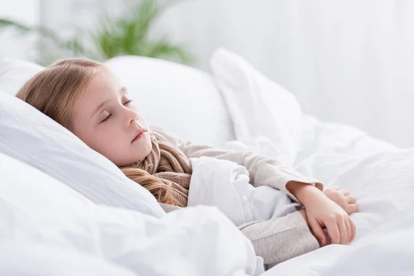 Criança Doente Com Cachecol Sobre Pescoço Dormindo Cama Casa — Fotografia de Stock
