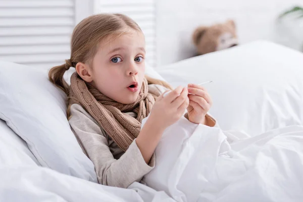 Niño Enfermo Conmocionado Con Bufanda Sobre Cuello Acostado Cama Comprobando — Foto de Stock