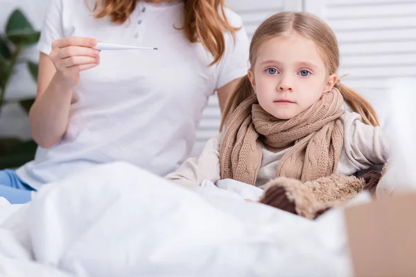 Körülvágott Kép Anya Ügyelve Beteg Lánya Hálószoba Hőmérő Hőmérséklet Ellenőrzése — Stock Fotó